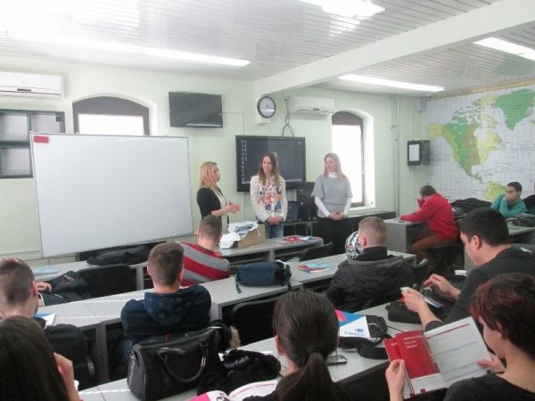 Prezentacija Fimek-a i Pravnog fakulteta za privredu i pravosuđe uz predavanje Snaga znanja u E- gimnaziji u Novom Sadu