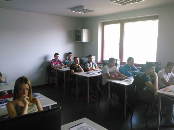 Đaci srednje Ma&scaron;inske &scaron;kole Novi Sad odslu&scaron;ali predavanje &bdquo;Dru&scaron;tvene mreže" na FIMEK-u