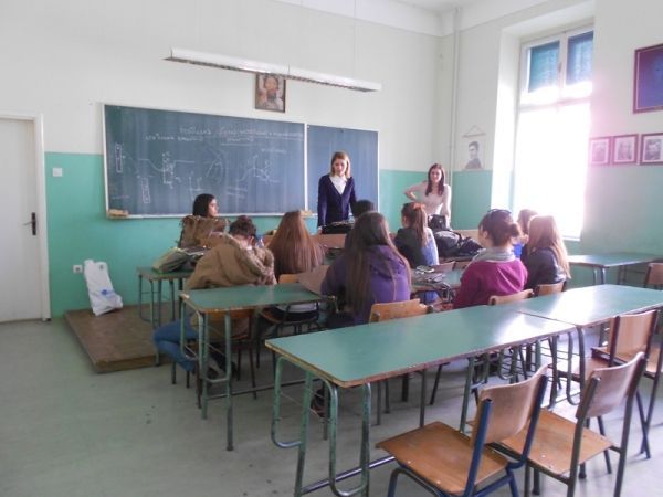 Predstavnici FIMEK-a i Pravnog fakulteta za privredu i pravosuđe posetili su škole u Kikindi